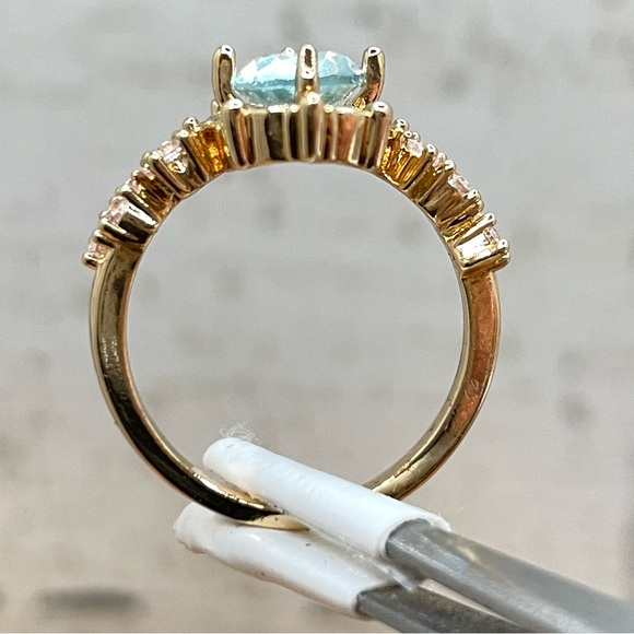 Beautiful Dainty Vintage Look Oval Cut Blue Aquamarine Diamond CZ Gold Tone Ring - Picture 5 of 6